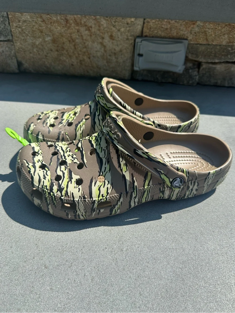 New Men’s Crocs Classic Jungle Camo Clog with Neon Green Highlights Size 11